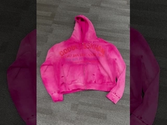 Pakaian berkerudung berwarna hitam.